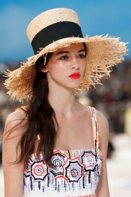 Соломенная шляпа с высоким основанием у головы | Фото: Pinterest
