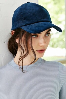 Темно-синяя кепка из мелкого велюра | Фото: Pinterest