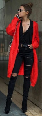 Красный кардиган в сочетании с черными брюками skinny | Фото: Pinterest