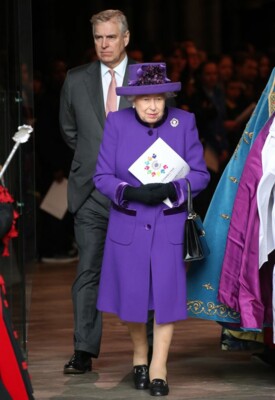 С начала 2019 года Ее Величество носит только яркие наряды | Фото: Getty Images