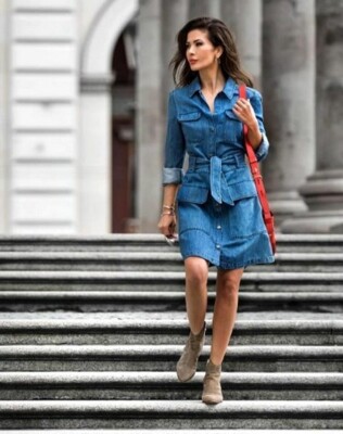 Модное платье из джинса на поясе сочетаем с полусапожками | Фото: Pinterest