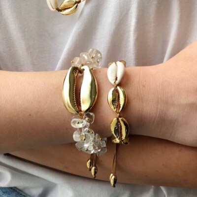Массивные браслеты с бело-золотистыми ракушками | Фото: Pinterest