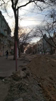 С улицы в центре Одессы сняли дорожное полотно | Фото: Сегодня