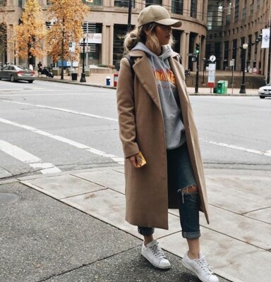 Уличная мода: удобный образ с кроссовками и пальто | Фото: Pinterest
