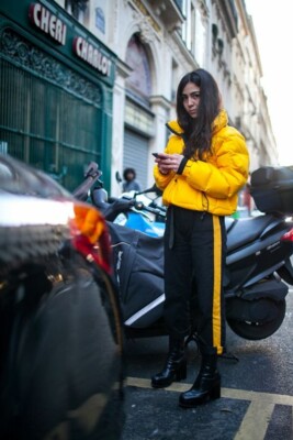 Чорні брюки з лампасами і дутої курточкою | Фото: Pinterest