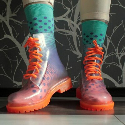 Для низких ростом девушек подойдут резиновые ботинки | Фото: Pinterest