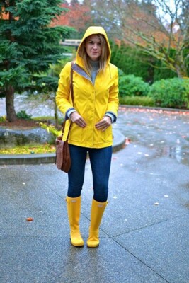 Ярко-желтый образ с резиновыми сапогами и курткой | Фото: Pinterest