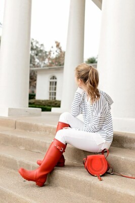 Красные элементы в белом look | Фото: Pinterest