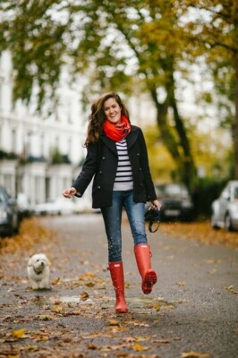 Красные сапоги и шарф в тон обуви | Фото: Pinterest