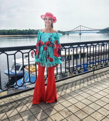 Катя Осадчая в вышиванке Юлии Магдыч | Фото: instagram.com/kosadcha