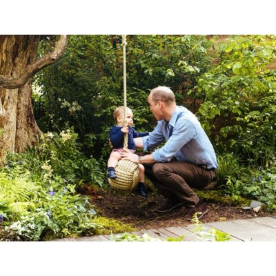 Герцоги Кембриджские с детьми на прогулке в саду | Фото: instagram.com/kensingtonroyal