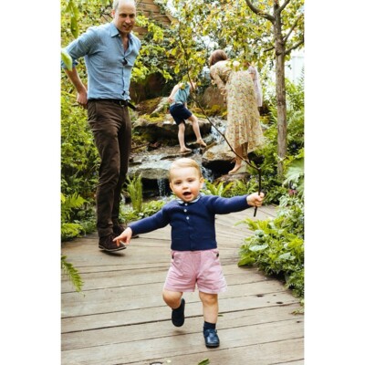 Герцоги Кембриджские с детьми на прогулке в саду | Фото: instagram.com/kensingtonroyal