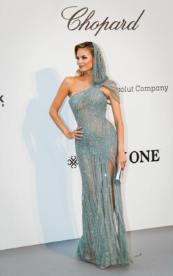 Модель Наташа Поли в Versace | Фото: Getty Images