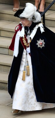 Елизавета II на торжественной церемонии вручения Ордена Подвязки в Лондоне | Фото: AFP