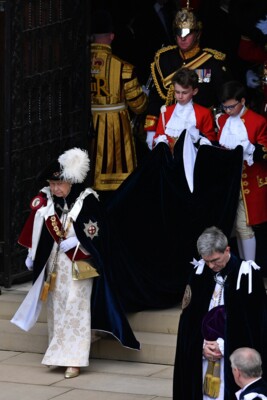 Елизавета II на торжественной церемонии вручения Ордена Подвязки в Лондоне | Фото: AFP