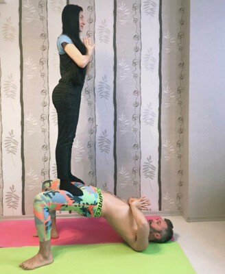 Сергей и Снежана Бабкины практикуют парную йогу | Фото: instagram.com/babkin_official