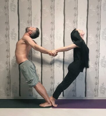 Сергей и Снежана Бабкины практикуют парную йогу | Фото: instagram.com/babkin_official