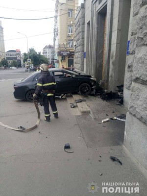 В Харькове легковушка едва не "ворвалась" в здание мэрии | Фото: Нацполиция