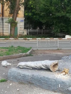 Памятник в Хмельницкому в Кривом Роге лишился руки | Фото: Первый криворожский