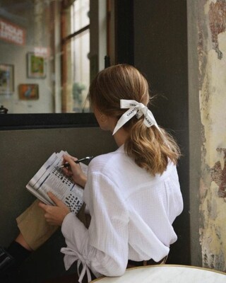 Стильные идеи причесок с ленточкой ко Дню знаний | Фото: Pinterest