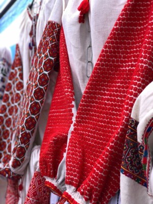 На гуцульском карнавале в Яремче настоящая палитра вышиванок | Фото: пресс-служба