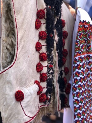 На гуцульском карнавале в Яремче настоящая палитра вышиванок | Фото: пресс-служба