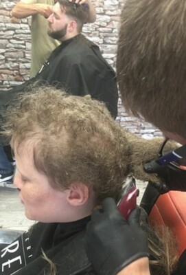 Парикмахера напугали волосы ребенка из Великобритании | Фото: facebook.com/kennedynewsandmedia