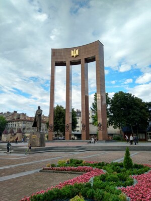 Памятник Степану Бандере и триумфальная арка