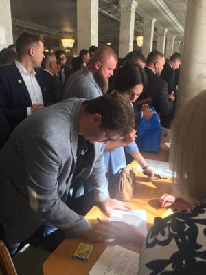 Депутати підписують присягу. Фото: twitter.com/chesno_movement