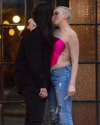 Роуз МакГоуэн застали за поцелуями с девушкой | Фото: instagram.com/celebs_in_touch