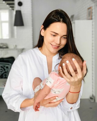 37-летняя Олеся с новорожденной дочкой Александрой | Фото: Instagram.com