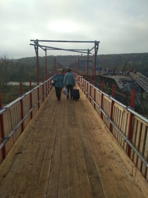 В Станице Луганской открыли временный обходной мост | Фото: Facebook