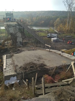 В Станице Луганской открыли временный обходной мост | Фото: Facebook