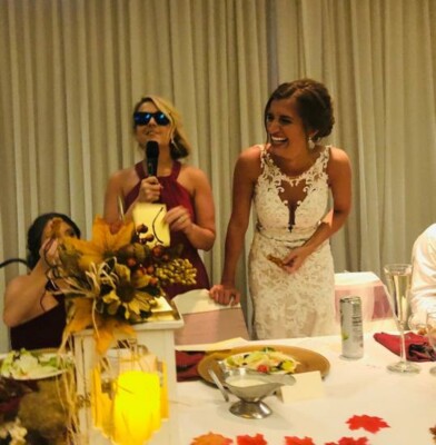 Невеста съела свой букет на свадьбе | Фото: instagram.com/tysonbrand