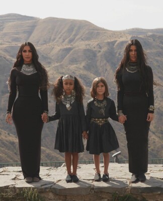 Кім Кардашьян в Вірменії з дітьми і сестрою Кортні