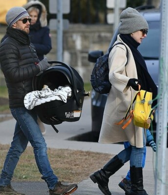 Голливудскую актрису Энн Хэтэуэй и ее мужа запечатлели с новорожденным ребенком | Фото: instagram.com/celebs_in_touch