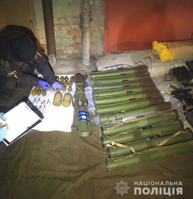 В Ровно у подозреваемого в покушении на судью изъяли огромный арсенал | Фото: Нацполиция