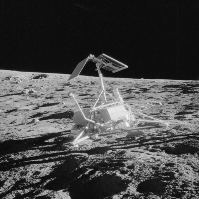 Технически это не селфи, но все же: фотография спускаемого аппарата Surveyor 3 на Луне, снятая миссией "Аполлон 12" | Фото: Wired