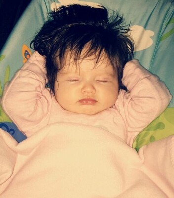 Майя родилась уже с волосами | Фото: PA Real Life