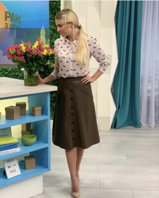 Ведуча Марія Мельник демонструє модні прикраси для волосся сезону 2020-2021 | Фото: прес-служба телеканалу "Україна"