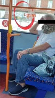 Британец со змеей на лице в автобусе