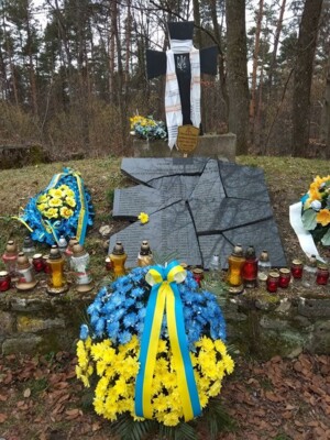 Памятник воинам УПА на горе Монастырь в Польше после и до восстановления