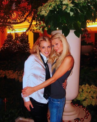 Пэрис Хилтон поделилась архивными фотографиями с Бритни Спирс в начале 2000-х | Фото: instagram.com/parishilton