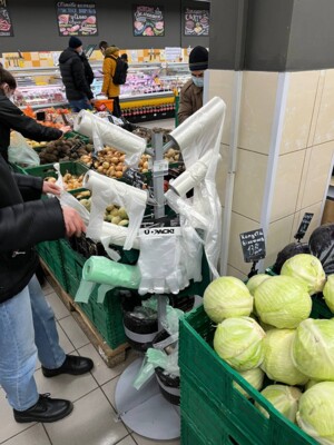 Украинские супермаркеты отныне продают пластиковые пакеты | Фото: Сегодня