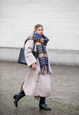 Как стильно носить шарфы этой зимой | Фото: Vogue