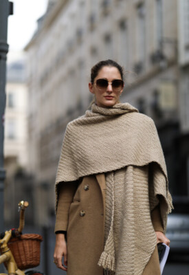 Как стильно носить шарфы этой зимой | Фото: Vogue