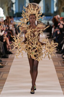 Schiaparelli Spring 2022 Couture | Фото: vogue.ua