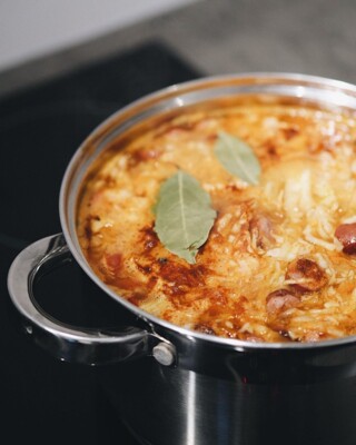 Суп с квашеной капустой и копчеными колбасками | Фото: instagram.com/sami.mozhem