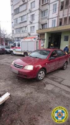 У Києві застряг автомобіль у ямі. Фото: Facebook/Київська служба порятунку