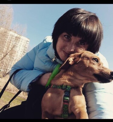 Пережившая оккупацию Киева, 83-летняя Алла Солошенко занималась внуками, котами и собаками. Рядом с ее телом нашли двух застреленных собак. Может быть русским нацистам не понравилось, что они лаяли? | Фото: "Сегодня"